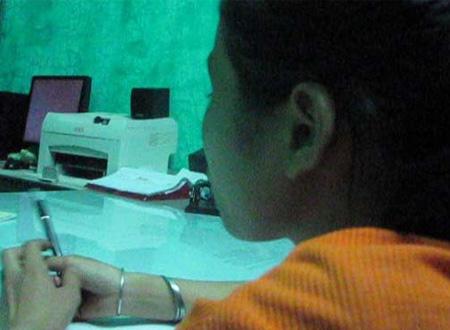 Cả tin, H đã bị bạn trai lừa. (Ảnh minh họa)