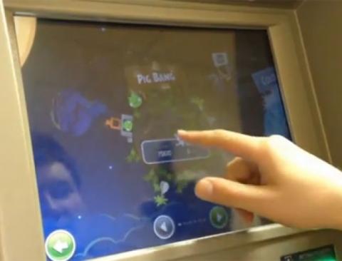 Trò chơi Angry Birds sau khi cài thành công trên máy ATM. Ảnh chụp từ clip.
