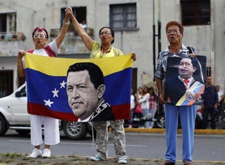 Những người ủng hộ Tổng thống Hugo Chavez nắm giữ biểu ngữ và áp phích có hình ảnh ông khi họ tham dự một buổi cầu nguyện bên ngoài bệnh viện quân đội ở Caracas ngày 31/8/2011