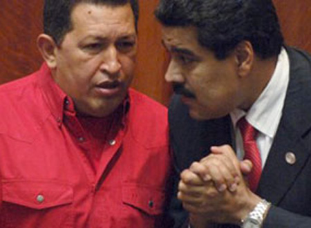 Tổng thống Hugo Chavez (trái) trong một lần trao đổi với Phó Tổng thống Nicolas Maduro 