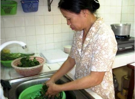 Công việc của mẹ Phạm Túy Hiền cũng như bao bà mẹ ở ngoài, chỉ khác là đông con hơn nhưng không có bờ vai người đàn ông cùng gánh vác