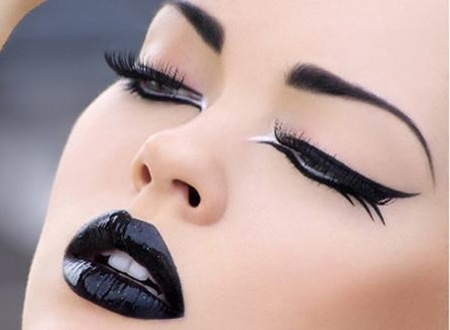 Son môi màu đen sẽ làm tôn nét cá tính của bạn
