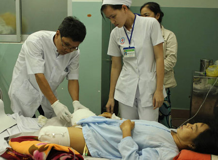 Chị Hạnh nằm điều trị tại BVĐK khu vực Châu Đốc.