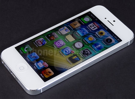 iPhone 5 với tai nghe 