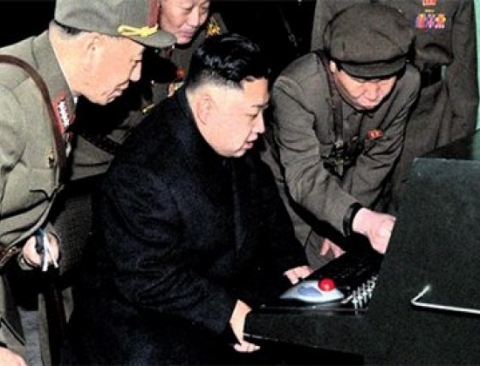 Nhà lãnh đạo trẻ của Triều Tiên Kim Jong-un bên một thiết bị hiện đại.