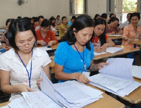 Giáo viên chấm bài thi trong kỳ tuyển sinh ĐH, CĐ năm 2012 tại ĐH Sài Gòn - Ảnh: Tấn Thạnh