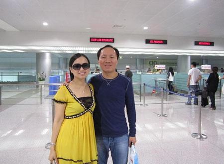 Chính Chu và vợ trong một lần về Việt Nam. Ảnh: Ha Phuong Foundation