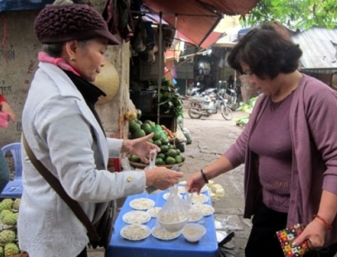 Ngay từ sáng sớm, các hàng bánh trôi bánh tranh đã bày bán khắp phố xá.