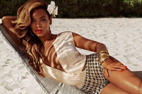 Beyoncé lả lơi khoe thân trên bãi biển cát trắng. 