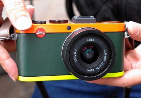 Leica X2 Paul Smith với kích thước giống phiên bản thường.