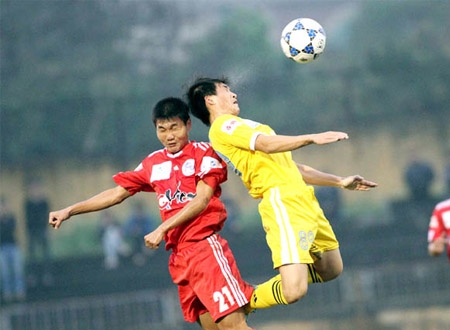 SLNA và Công Vinh (phải) đang cùng nhau bay cao ở V-League 2013. Ảnh: VSI