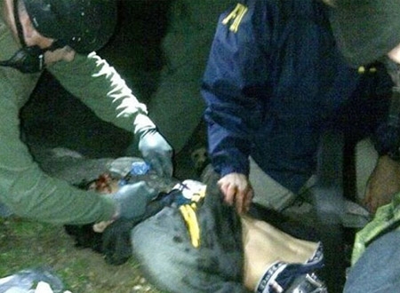 Dzhokhar Tsarnaev bị chích thuốc khi bị bắt ở Watertown - Ảnh: Telegraph