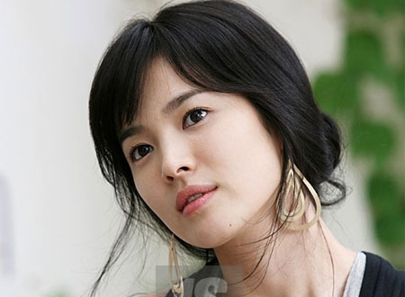 Giới hâm mộ còn bị lôi cuốn với kiểu tóc đơn giản của Song Hye Kyo