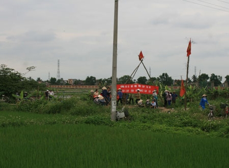 Chị Lương Thị Dĩnh bị một số đối tượng trong nhóm côn đồ ném trúng đầu