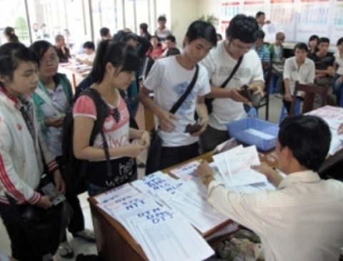 Thí sinh dự kỳ thi tuyển sinh đại học, cao đẳng 2012 nộp hồ sơ đăng ký. (Ảnh: Phương Vy/TTXVN)