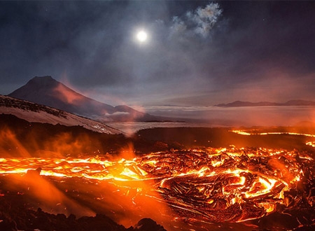 Núi lửa Plosky Tolbachik ở bán đảo Kamchatka thuộc vùng Viễn Đông Nga phun trào dung nham dữ dội bên dưới ánh trăng tròn