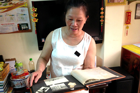 Bà Kim Dung lật giở từng cuốn album ảnh với dòng nhật ký viết cho Văn Hiệp trong những năm bà đi học ở Đức.