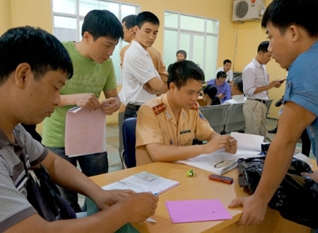 Người dân đến làm thủ tục sang tên chính chủ tại Phòng CSGT Công an thành phố Hà Nội. Ảnh: Minh Đức