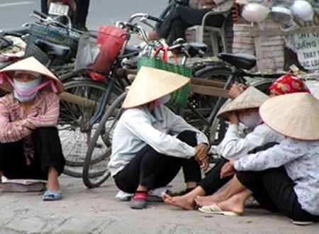 Hàng chục lao động tự do đợi việc làm ở dốc Bưởi, quận Ba Đình, Hà Nội 