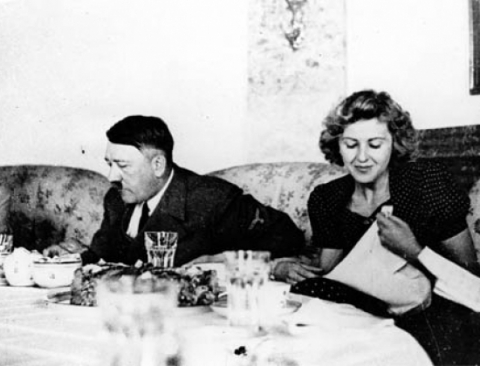 Trùm phát xít Hitler dùng bữa tối bên cạnh người tình Eva Braun trong bức ảnh không rõ ngày tháng.