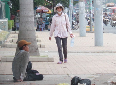 Chỉ lê chưa đầy 300m mà nam thanh niên giả tật bán ra hàng trăm tờ vé số