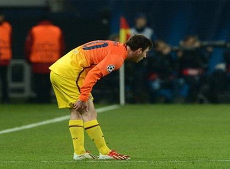 Messi bị đau trong trận Barca hòa PSG 2-2 tại Paris