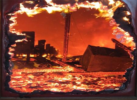 Nhà Văn hóa trung tâm cháy dữ dội