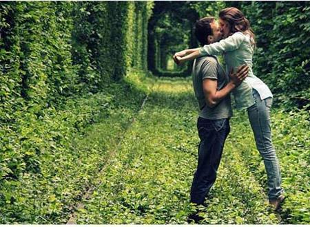 Cảnh lãng mạn ở đường hầm tình yêu Ukraine