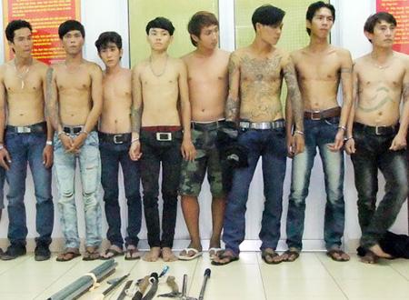 Những thanh niên bị đưa về đồn công an thẩm vấn