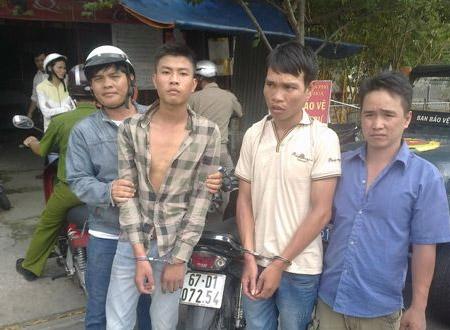 Hai tên trộm xe (giữa) bị nhóm “hiệp sĩ” Nguyễn Thanh Hải bắt giữ vào chiều 4/4.