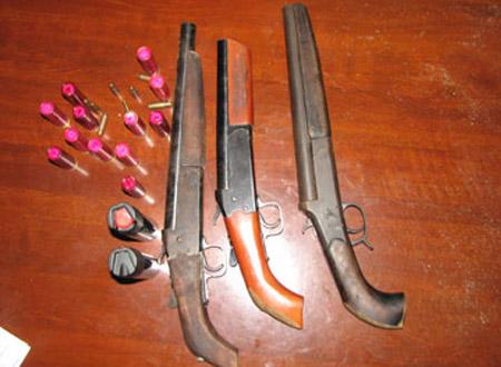 Đối tượng Tùng đã dùng súng bắn đạn hoa cải bắn trọng thương chủ nợ (Ảnh minh họa)