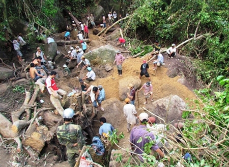 Hàng trăm người đỗ xô tìm trầm ở Khánh Sơn