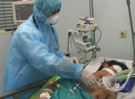 Điều trị bệnh nhân mắc cúm gia cầm nặng tại BV Bệnh Nhiệt đới Trung ương