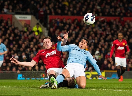 Một pha tranh bóng giữa Tevez (xanh) và Phil Jones