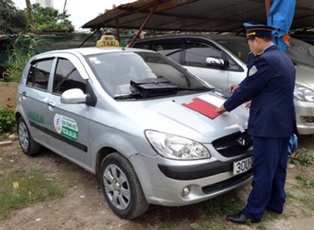 Đầu tháng 4, Thanh tra giao thông Hà Nội đã phát hiện một taxi của hãng Trung Việt lắp thiết bị điều khiển từ xa làm sai lệch giá cước trên đồng hồ. Ảnh: báo Kinh tế đô thị