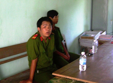 MC Lê Thoại Kỳ (trái) và Phan Nguyễn Hoài Nam tại cơ quan Công an xã An Hòa, huyện Tuy An - Phú Yên