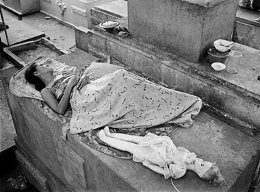 Đất chật, người đông. Người dân thủ đô Manila, Philippines đang biến nghĩa trang thành nơi ở của mình.