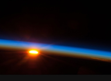 Ảnh mặt trời mọc trên bờ biển Thái Bình Dương được Nasa gửi về trái đất ngày 9/5.
