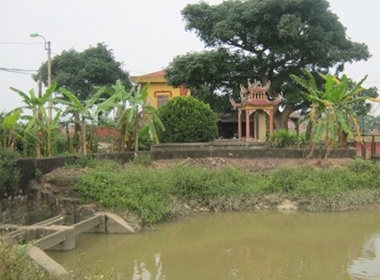 Ngôi mộ tổ họ Nguyễn làng Kim Đôi bên cạnh con mương thoát nước