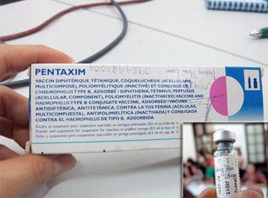 Sau khi tiêm phòng cho trẻ, lọ vắc-xin còn 0,2 ml (40% lượng vắc-xin trong lọ) được nhân viên y tế bỏ vào hộp các tông và bị phát hiện