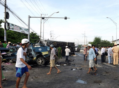 Hiện trường vụ tai nạn khiến 6 người chết, 5 người bị thương.