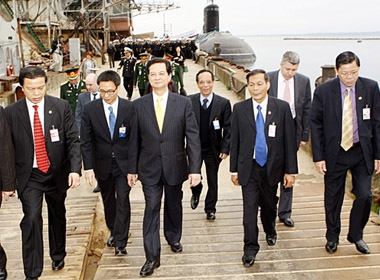 Thủ tướng Nguyễn Tấn Dũng thị sát tàu ngầm Kilo 636
