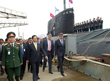 Thủ tướng Nguyễn Tấn Dũng thăm tàu ngầm phi hạt nhân Kilo HQ-182 Hà Nội đang thử nghiệm tại Nga. Nguồn: Chinhphu.vn