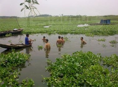 Hiện trường nơi hai vợ chồng chết đuối (Ảnh minh họa)