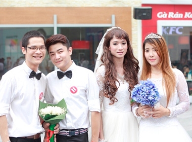  Các cặp đôi nam - nam, nữ - nữ với trang phục cô dâu chú rể xuất hiện tại Indochina vào 10h sáng nay.