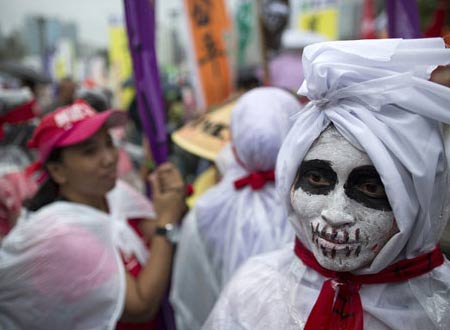 Công nhân Hong Kong hóa trang thành những xác sống để phản đối điều kiện làm việc nguy hiểm trong các công xưởng. 