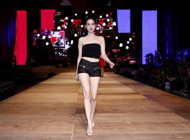 Sải bước catwalk trên sân nhà, Ngọc Trinh đầy tự tin lướt sàn catwalk