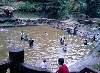 Hồ nước tại khu giải trí Lata Bayu  