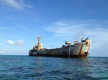 Hình ảnh được cho là xác chiếc tàu chiến cũ Philippines đặt trái phép tại Bãi Cỏ Mây, Trường Sa của Việt Nam để phái quân đồn trú trái phép