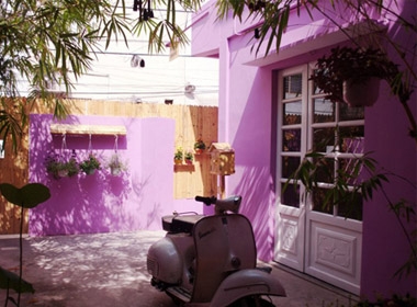 Purple House níu chân người đi đường với tấm bảng hiệu nhỏ xinh bằng gỗ mộc có logo màu tím cùng mũi tên thanh nhã